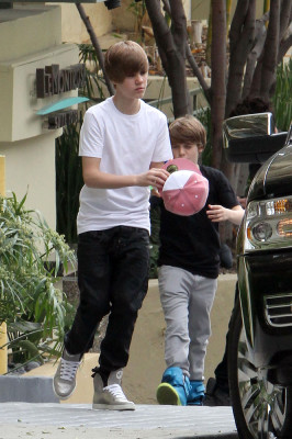 30.03 | Justin Bieber gravando sua participação no "Funny or Die"