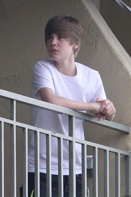 30.03 | Justin Bieber gravando sua participação no "Funny or Die"