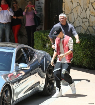 17.05 | Justin Bieber passeando em Los Angeles