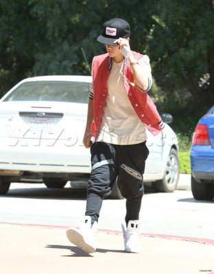 17.05 | Justin Bieber passeando em Los Angeles