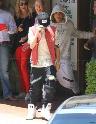 17.05 | Justin Bieber passeando em Los Angeles