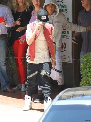17.05 | Justin Bieber passeando em Los Angeles