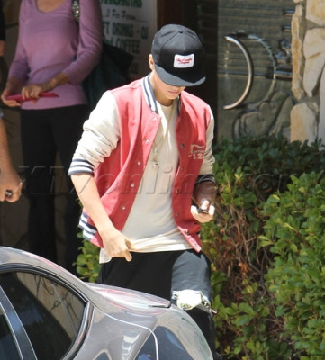 17.05 | Justin Bieber passeando em Los Angeles