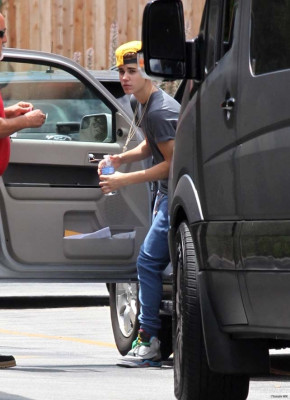 26.05 | Justin Bieber deixando o restaurante Benihana com Selena Gomez