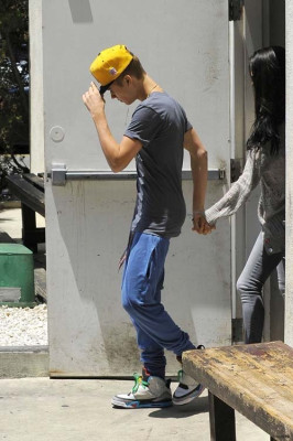 26.05 | Justin Bieber deixando o restaurante Benihana com Selena Gomez