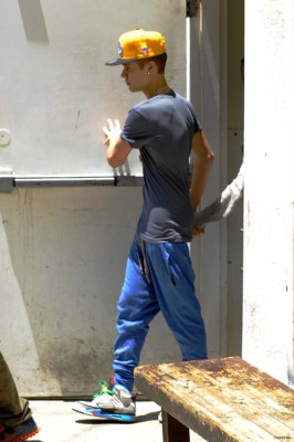 26.05 | Justin Bieber deixando o restaurante Benihana com Selena Gomez