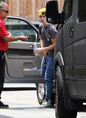 26.05 | Justin Bieber deixando o restaurante Benihana com Selena Gomez