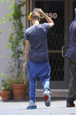26.05 | Justin Bieber deixando o restaurante Benihana com Selena Gomez