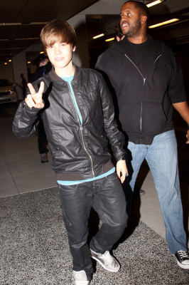 04.02 | Justin Bieber chegando em um cinema