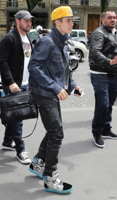 31.05 | Justin Bieber chegando em Paris