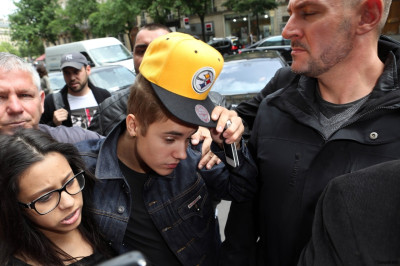 31.05 | Justin Bieber chegando em Paris