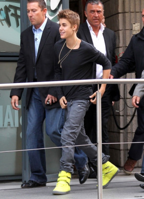 31.05 | Justin Bieber fora dos estúdios da rádio NRJ