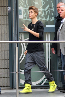 31.05 | Justin Bieber fora dos estúdios da rádio NRJ