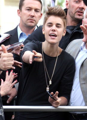 31.05 | Justin Bieber fora dos estúdios da rádio NRJ