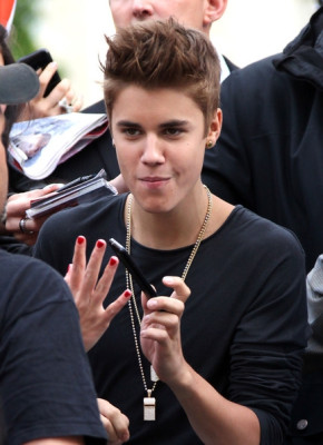 31.05 | Justin Bieber fora dos estúdios da rádio NRJ