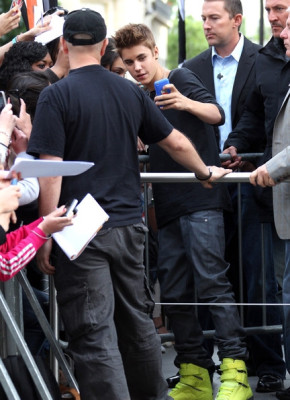 31.05 | Justin Bieber fora dos estúdios da rádio NRJ
