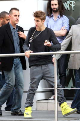 31.05 | Justin Bieber fora dos estúdios da rádio NRJ