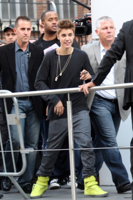 31.05 | Justin Bieber fora dos estúdios da rádio NRJ