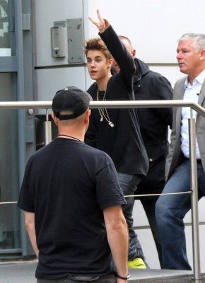 31.05 | Justin Bieber fora dos estúdios da rádio NRJ