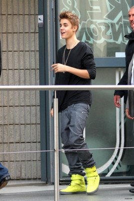 31.05 | Justin Bieber fora dos estúdios da rádio NRJ
