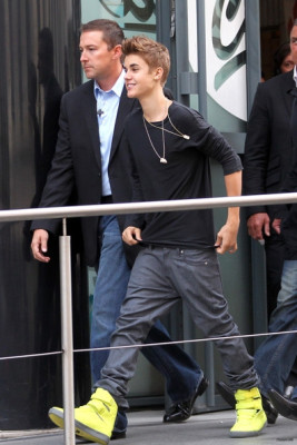 31.05 | Justin Bieber fora dos estúdios da rádio NRJ