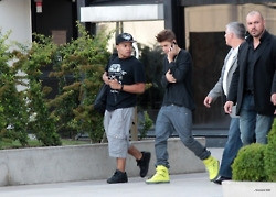 31.05 | Justin Bieber fora dos estúdios da rádio NRJ