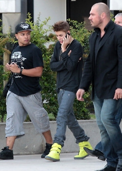 31.05 | Justin Bieber fora dos estúdios da rádio NRJ
