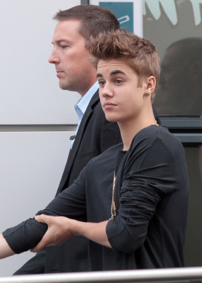 31.05 | Justin Bieber fora dos estúdios da rádio NRJ
