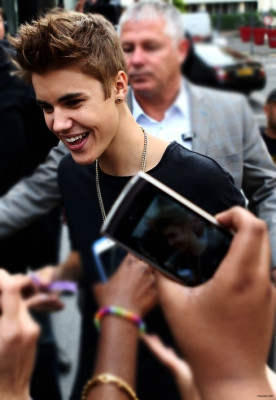 31.05 | Justin Bieber fora dos estúdios da rádio NRJ
