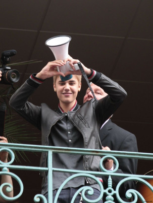 06.01 | Justin Bieber na sacada da Universal Music em Paris