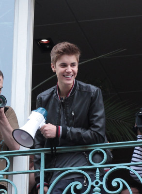 06.01 | Justin Bieber na sacada da Universal Music em Paris