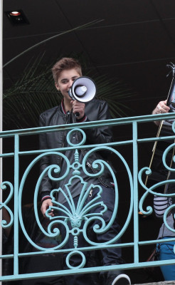 06.01 | Justin Bieber na sacada da Universal Music em Paris