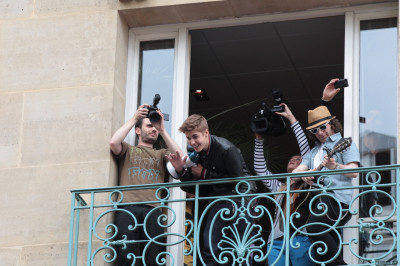 06.01 | Justin Bieber na sacada da Universal Music em Paris