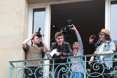 06.01 | Justin Bieber na sacada da Universal Music em Paris