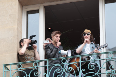 06.01 | Justin Bieber na sacada da Universal Music em Paris