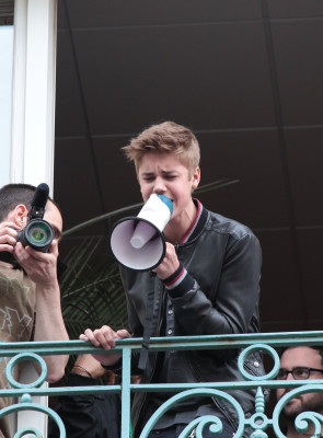 06.01 | Justin Bieber na sacada da Universal Music em Paris