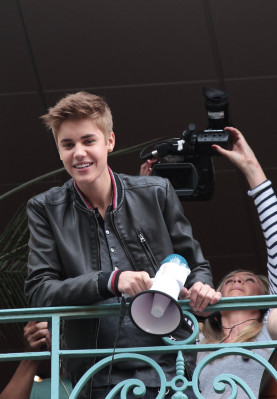 06.01 | Justin Bieber na sacada da Universal Music em Paris