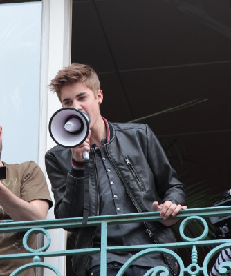 06.01 | Justin Bieber na sacada da Universal Music em Paris