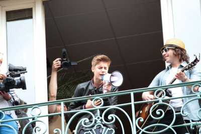 06.01 | Justin Bieber na sacada da Universal Music em Paris
