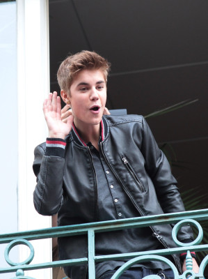 06.01 | Justin Bieber na sacada da Universal Music em Paris