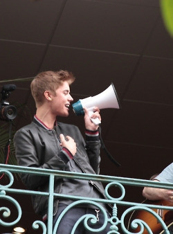 06.01 | Justin Bieber na sacada da Universal Music em Paris