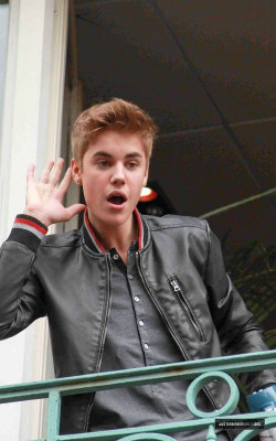 06.01 | Justin Bieber na sacada da Universal Music em Paris