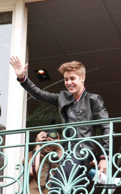 06.01 | Justin Bieber na sacada da Universal Music em Paris