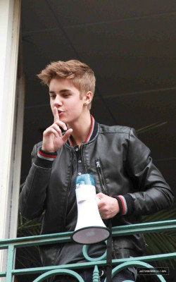 06.01 | Justin Bieber na sacada da Universal Music em Paris