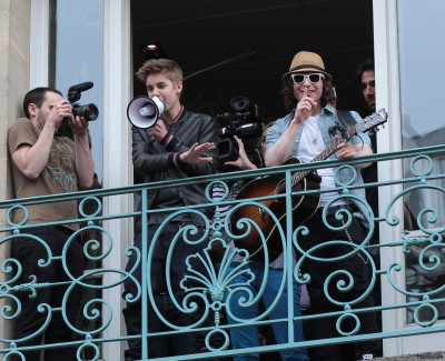 06.01 | Justin Bieber na sacada da Universal Music em Paris