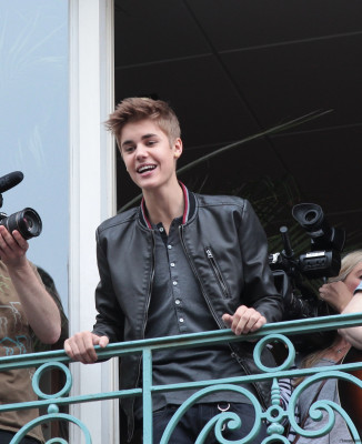 06.01 | Justin Bieber na sacada da Universal Music em Paris