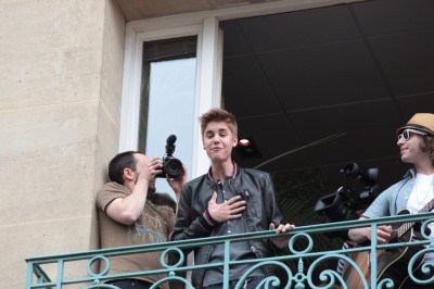 06.01 | Justin Bieber na sacada da Universal Music em Paris