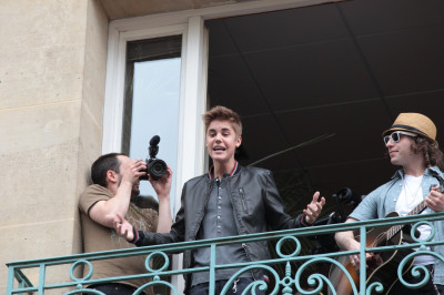 06.01 | Justin Bieber na sacada da Universal Music em Paris
