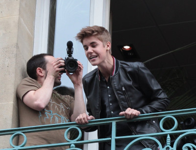06.01 | Justin Bieber na sacada da Universal Music em Paris