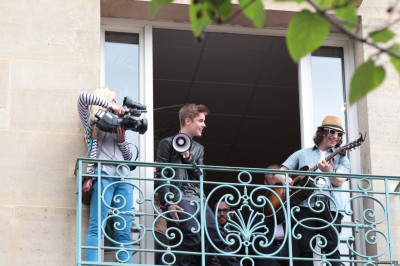 06.01 | Justin Bieber na sacada da Universal Music em Paris